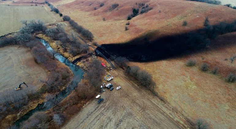Firm: Faulty weld, pressure on pipe led to Kansas oil spill